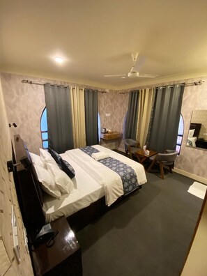 Deluxe Double Room | Premium bedding, pillowtop beds, laptop workspace, iron/ironing board - Bon Willow Woods  (Srinagar)
