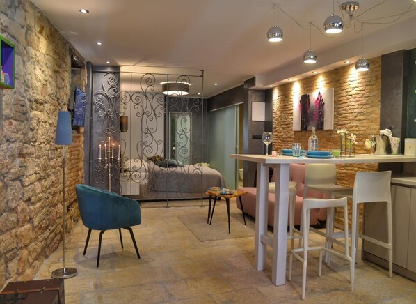 Studio | Living area | 60-cm flat-screen TV with satellite channels - Studio Apartment Eleven (Rovinj)