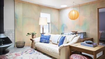 Fernseher, Kamin, Stereoanlage