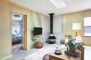 2 bedrooms, desk, iron/ironing board, travel cot