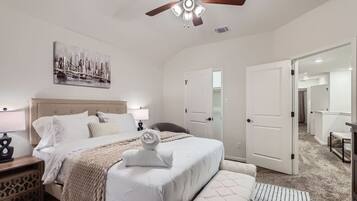 3 habitaciones, escritorio y tabla de planchar con plancha