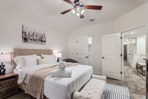 3 室のベッドルーム、デスク、アイロン / アイロン台、旅行用ベビーベッド