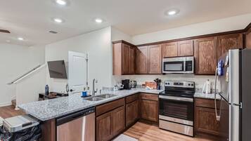 Refrigerador, microondas, horno, placa de cocina