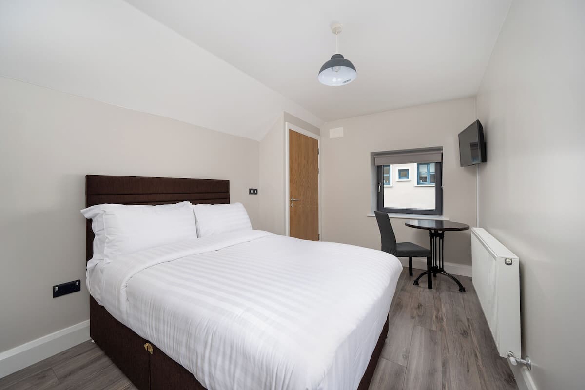 Standard Double Room | Meja, ruang kerja komputer riba, Wi-fi percuma 