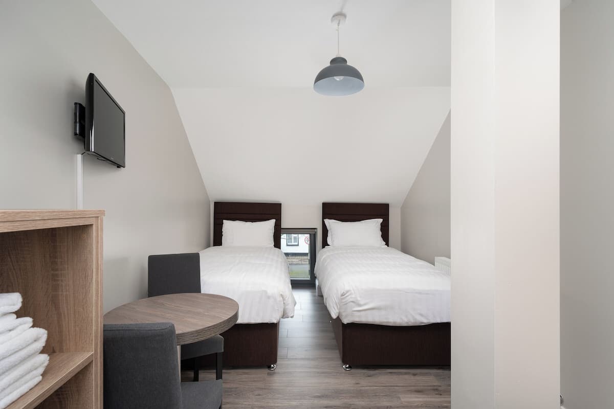 Twin Room | Meja, ruang kerja komputer riba, Wi-fi percuma 