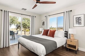 6 bedrooms, iron/ironing board, WiFi, bed sheets - Sunset Grove By The Cohost Company (Yucca Valley)