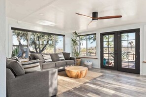 电视、壁炉、办公室