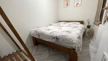 Apartamento família, 2 quartos, vista para a cidade | 2 quartos, cofres nos quartos, cortinas blackout, quartos à prova de som