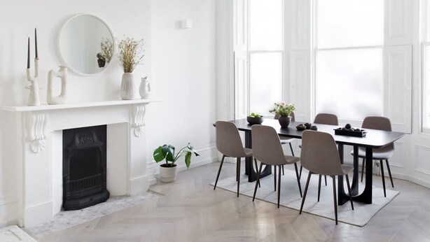 A dining area with a fireplace, white walls, and a chandelier. - Sophisticated Notting Hill 2bed (London)