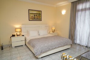 6 bedrooms, iron/ironing board, WiFi, bed sheets