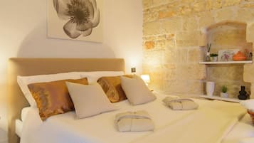1 bedroom, desk, WiFi, bed sheets