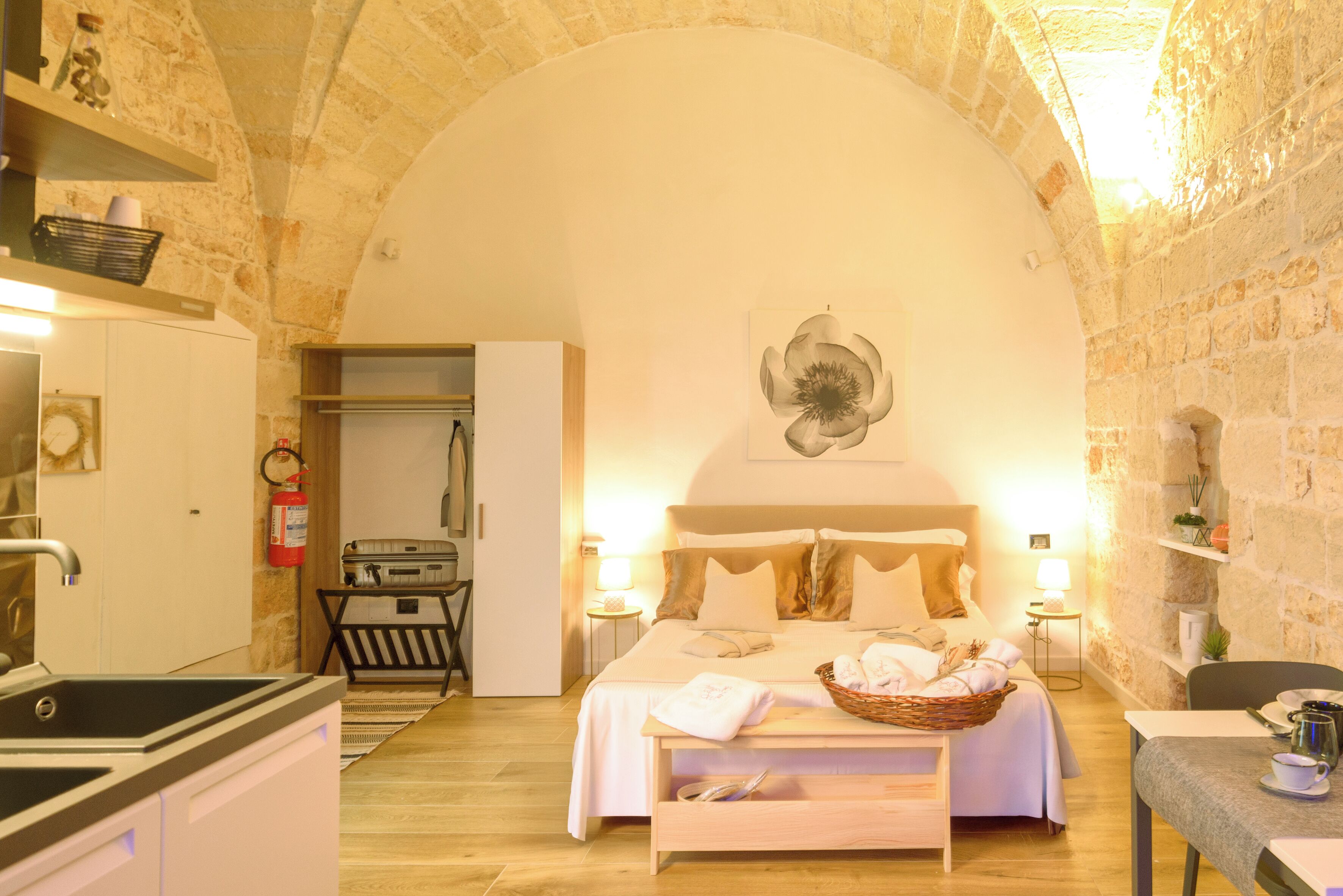 1 bedroom, desk, WiFi, bed sheets