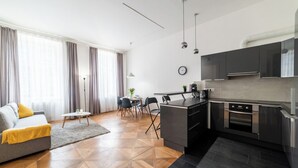 Un apartamento moderno con sala de estar, comedor y cocina.