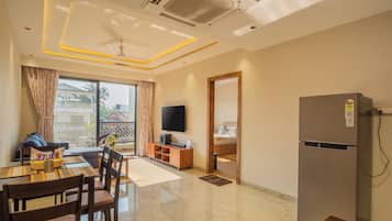 Apartment, 1 King Bed, Balcony, City View | In-room dining