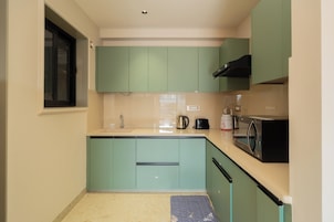 Apartment, 1 King Bed, Balcony, City View | Private kitchen