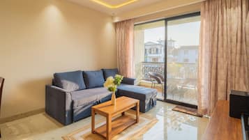 Appartement, 1 trÚs grand lit, balcon, vue ville | Coin séjour