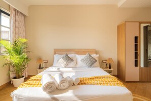 Apartamento, 1 cama King, sacada, vista para a cidade | 1 quarto, cortinas blackout, ferros/tábuas de passar roupa