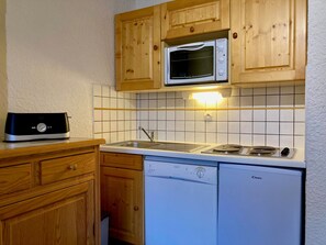 Fridge, dishwasher