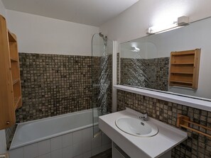 Bathroom - Family studio, ski-in/ski-out, pets allowed (Les Deux Alpes)