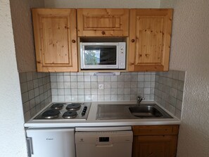 Fridge, dishwasher