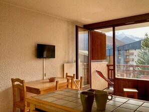 Outdoor dining - Bright studio at the slopes, pets allowed (Les Deux Alpes)