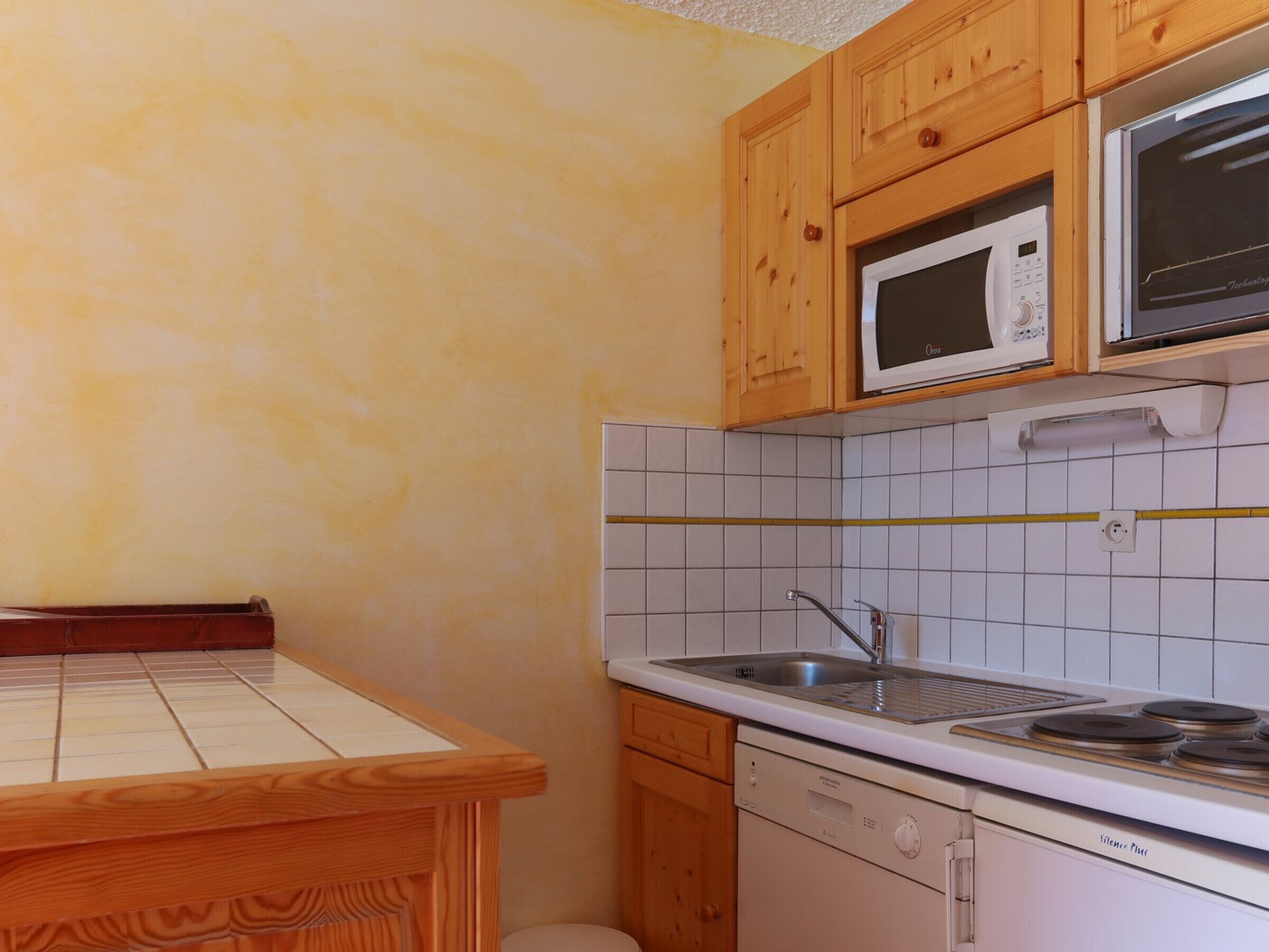 Jääkaappi, mikroaaltouuni, astianpesukone
