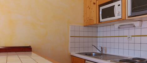 Jääkaappi, mikroaaltouuni, astianpesukone