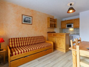 Interior - Cozy studio for 4 at slopes' edge, balcony, pets allowed (Les Deux Alpes)