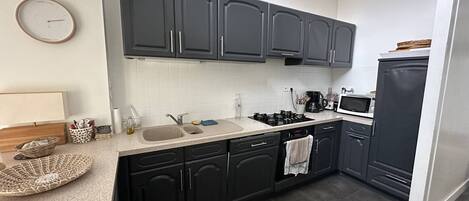 Microwave, oven, dishwasher, coffee/tea maker