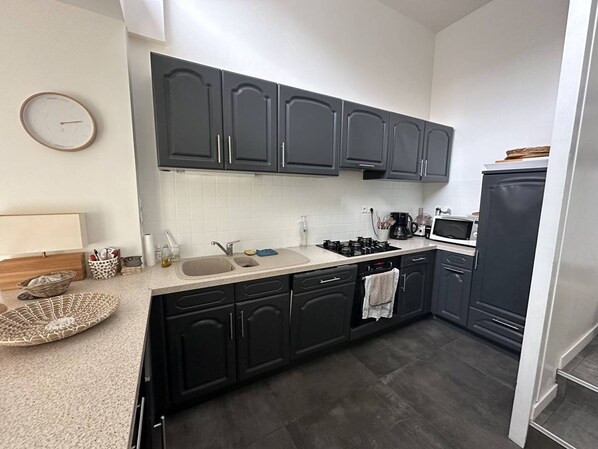 Microwave, oven, dishwasher, coffee/tea maker