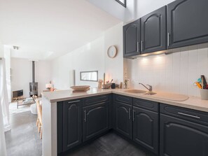 Mikrowelle, Ofen, Geschirrspüler, Wasserkocher mit Kaffee-/Teezubehör