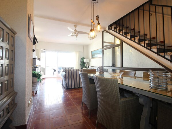 Dining - CABIONI 4 - Amplia casa adosada con piscina comunitaria abierta de junio a septiembre, situada a pocos metros de la playa de Grifeu (Llançà)