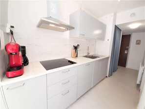 Plaque de cuisson, cafetière/bouilloire, grille-pain