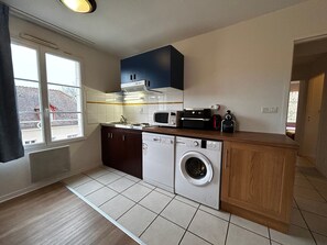 Fridge, microwave, stovetop, dishwasher