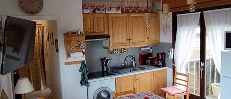 Réfrigérateur, surface de cuisson, grille-pain