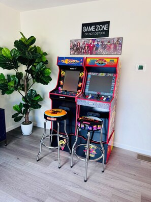 Game room - Spacious 4BR house, near water parks and Premium outlets, pools, lake, kayak. (Coolbaugh)