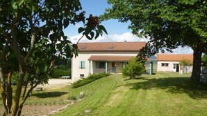 A two-story house with a sloped roof, a small porch, and a well-maintained lawn. - Lilas Room in Alleyras - Pets allowed, Guest table, Spacious grounds (Alleyras)