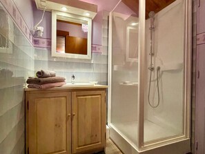 Bathroom - Lilas Room in Alleyras - Pets allowed, Guest table, Spacious grounds (Alleyras)