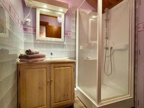 Bathroom - Lilas Room in Alleyras - Pets allowed, Guest table, Spacious grounds (Alleyras)
