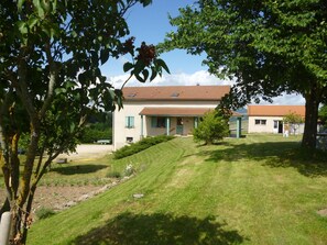 A two-story house with a sloped roof, a small porch, and a well-maintained lawn. - Lilas Room in Alleyras - Pets allowed, Guest table, Spacious grounds (Alleyras)