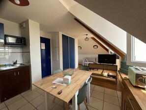 Dining - Renovated T2 with heated pool near Connétable Spa, parking and WIFI (La Roche-Posay)