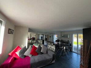 TV - Family home with pool, Wi-Fi and parking in Gujan-Mestras (Gujan-Mestras)