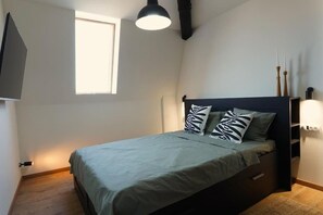 2 bedrooms, iron/ironing board, WiFi