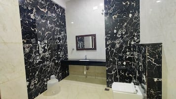 Elite Suite, Sea View | Bathroom | Shower, free toiletries, towels, shampoo