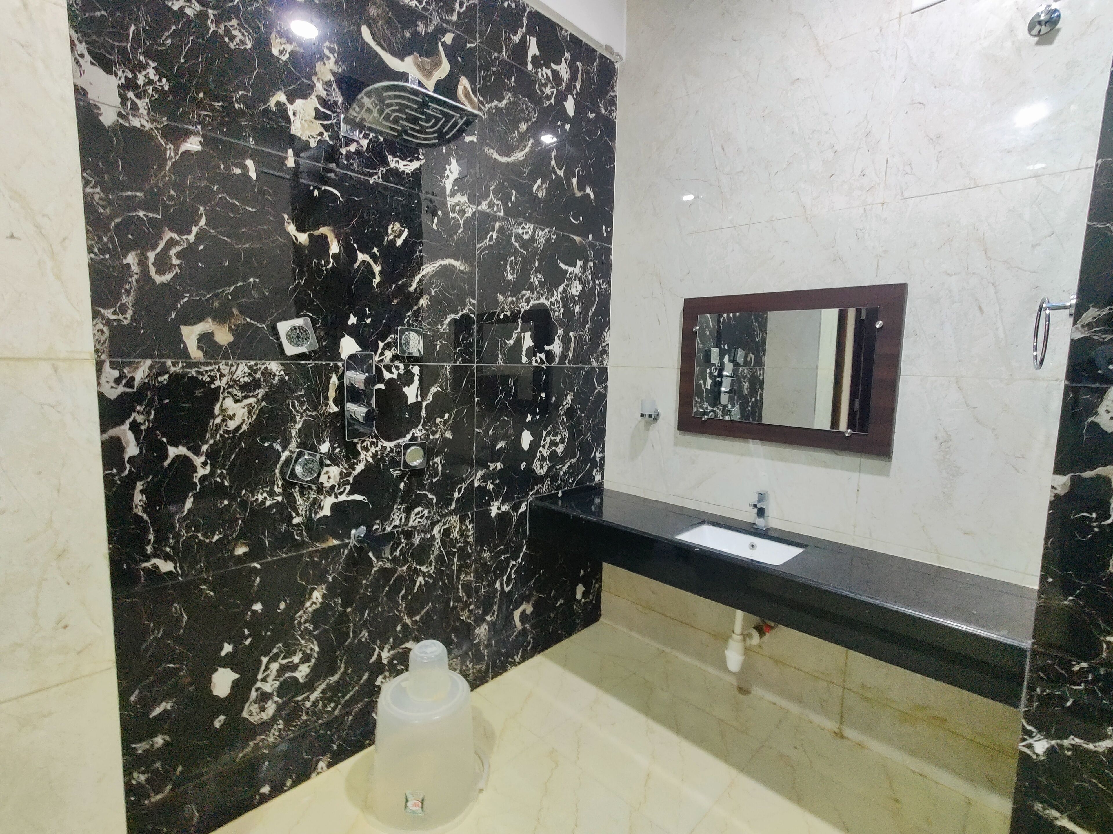 Elite Suite, Sea View | Bathroom | Shower, free toiletries, towels, shampoo
