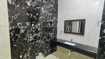 Elite Suite, Sea View | Bathroom | Shower, free toiletries, towels, shampoo