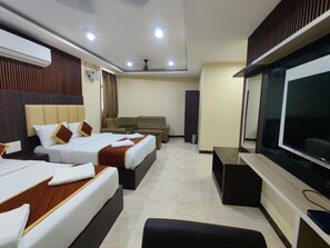 Family Quadruple Room | Desk, laptop workspace, free WiFi