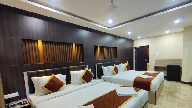 Ein Hotelzimmer mit zwei Betten, dunklen Holzvertäfelungen und einem modernen Design.