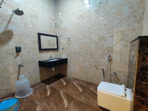 Phòng phong cách cổ điển, quang cảnh biển | Phòng tắm | Buồng tắm vòi sen, đồ dùng nhà tắm miễn phí, khăn tắm, dầu gội