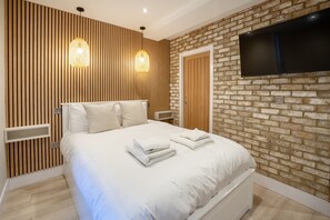 1 bedroom, iron/ironing board, internet - A couples retreat that sleeps 2 guests in 1 bedroom (York)